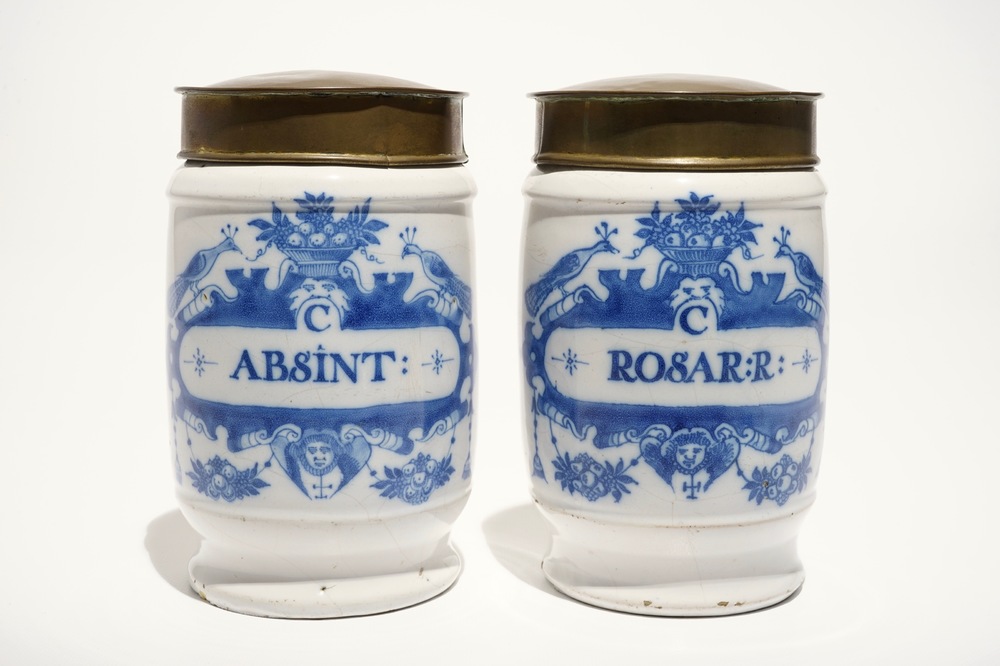 Een paar blauwwitte Delftse albarello apothekerspotten met koperen deksel, 18e eeuw